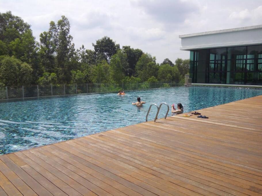 Apartment Cozy Sky Loft 5 Guests With Netflix & Facilities L28 Johor Bahru
